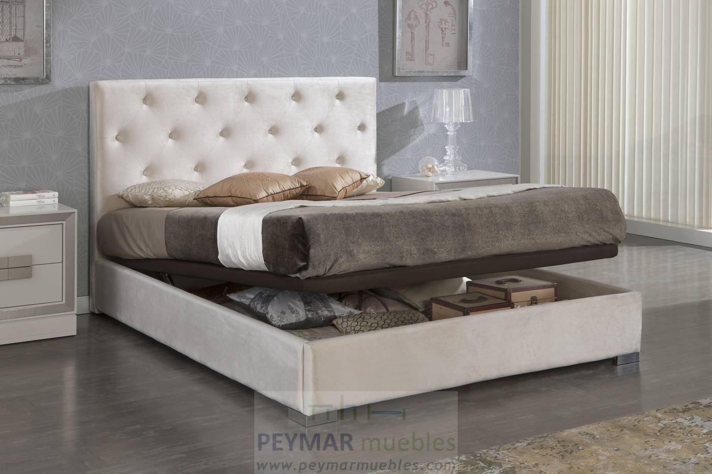 Cama con canapé abatible tapizada en polipiel, tela o terciopelo,  disponible en varios tamaños y colores.